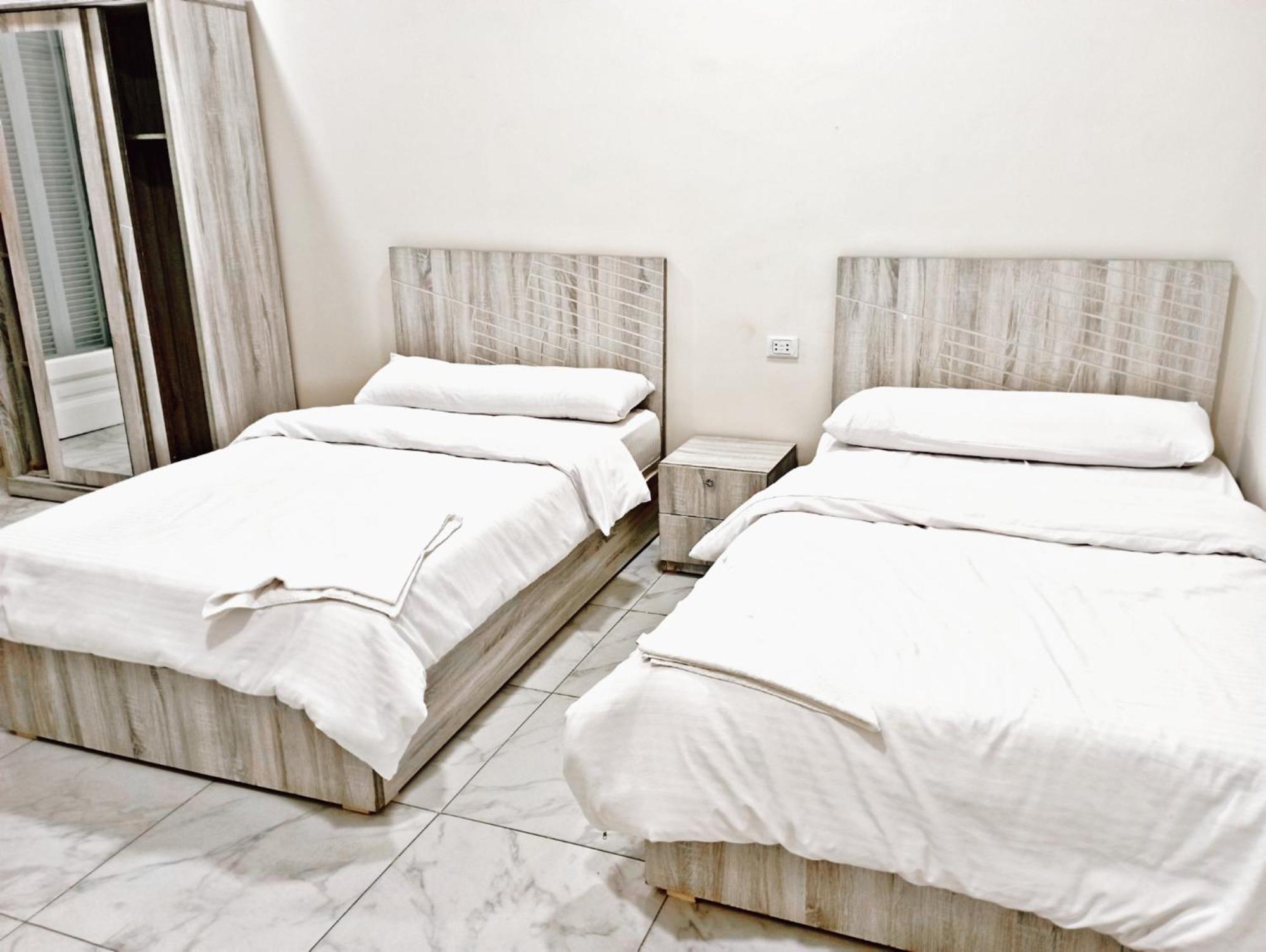 Hostel Crown Plaza *