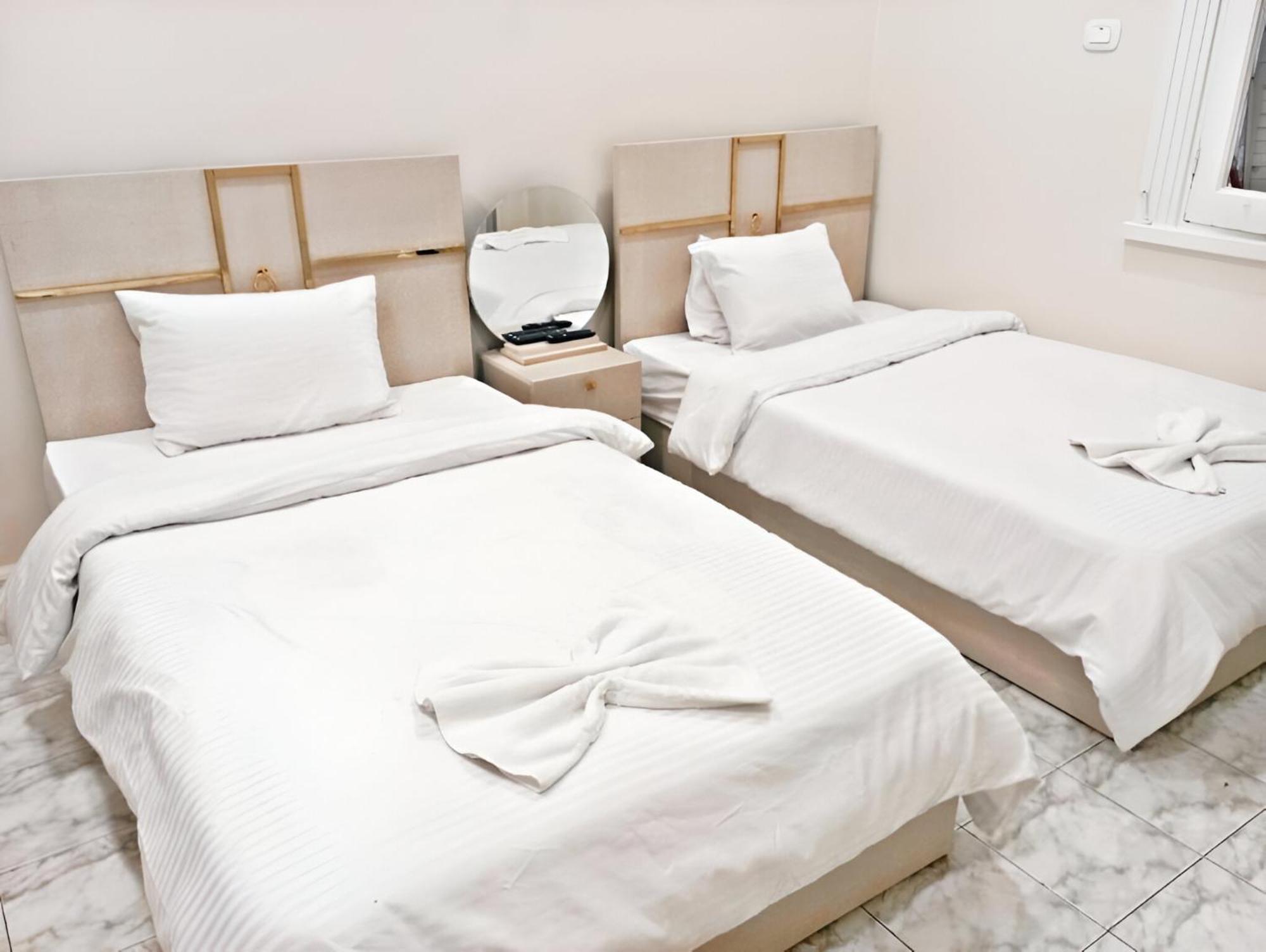 Hostel Crown Plaza *