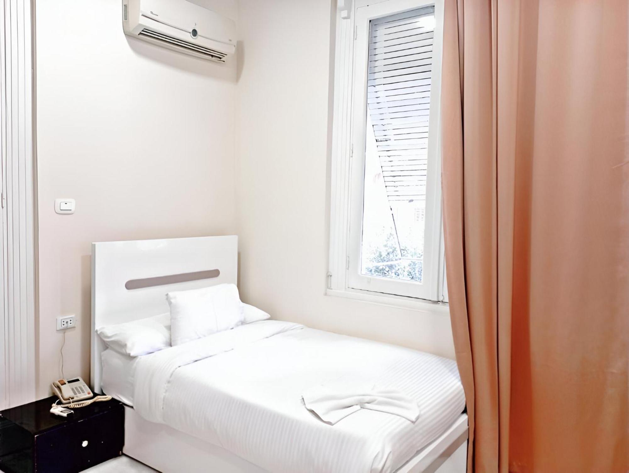 Hostel Crown Plaza *